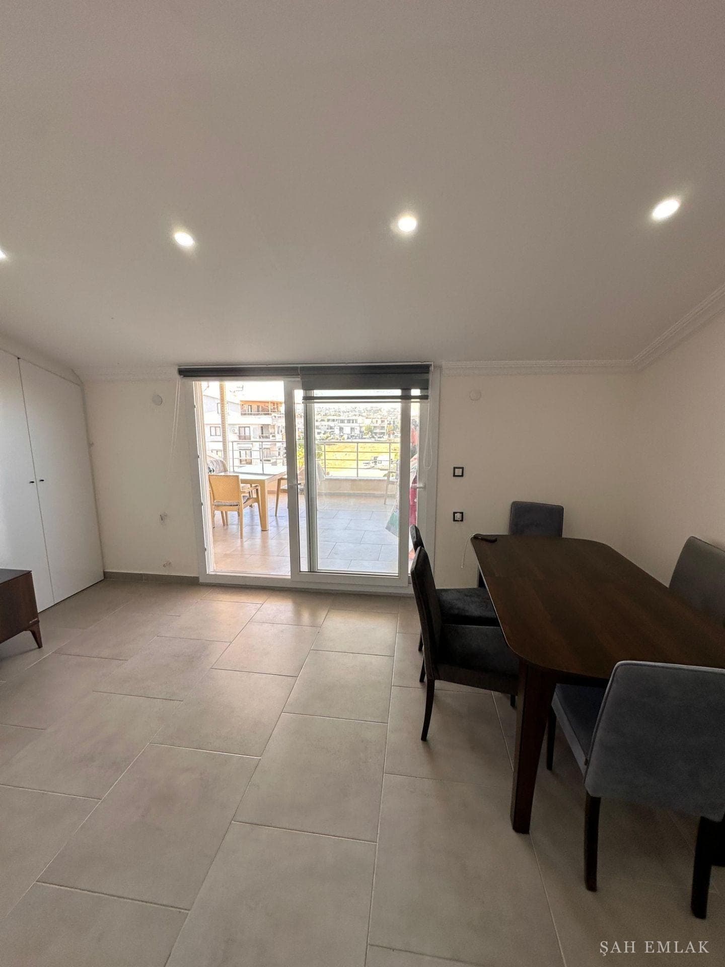 Efeler'de asansörlü yeni bina eşyalı dubleks daire — fotoğraf 12