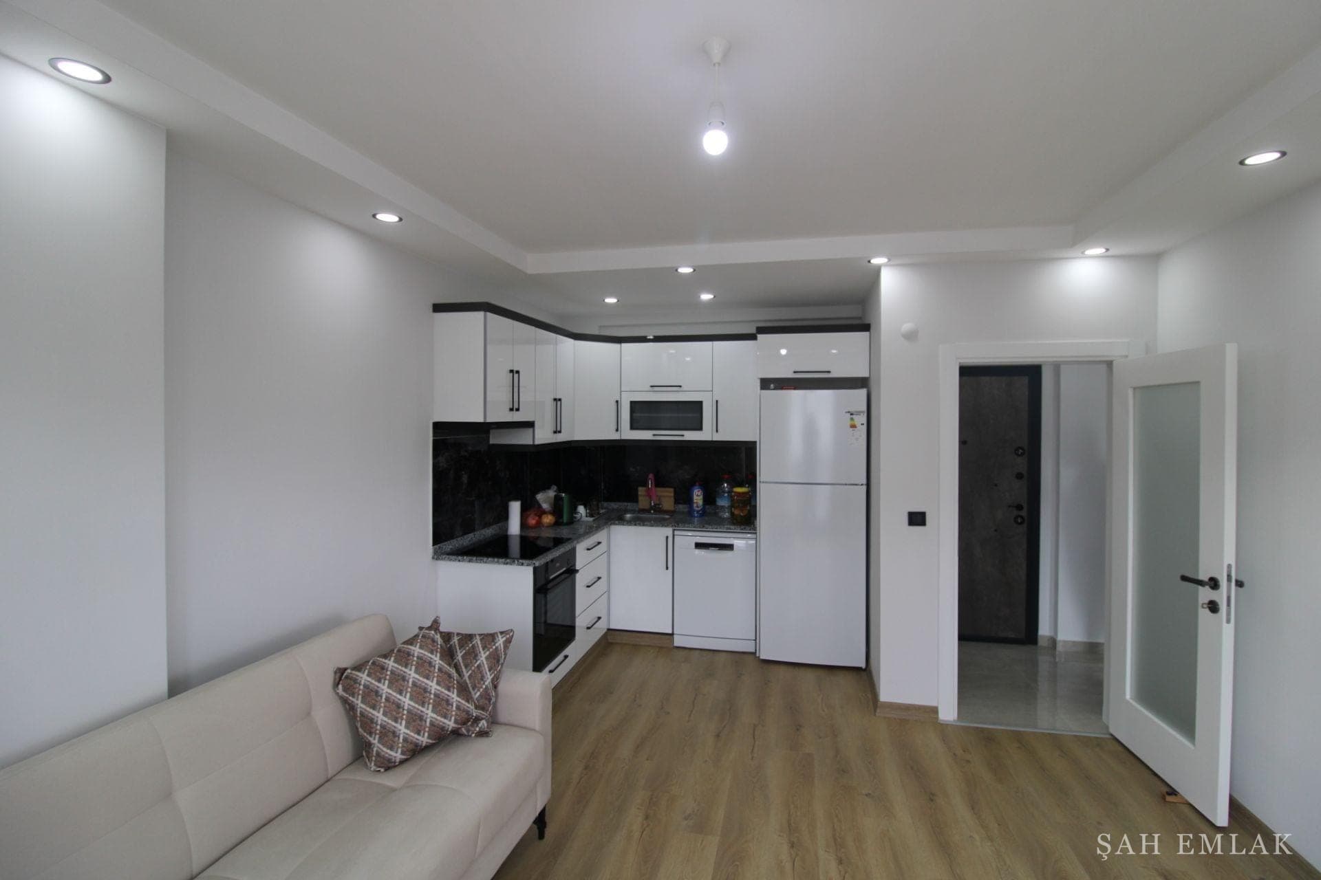 Efeler'de sıfır asansörlü binada 2+1 eşyalı daire — fotoğraf 7