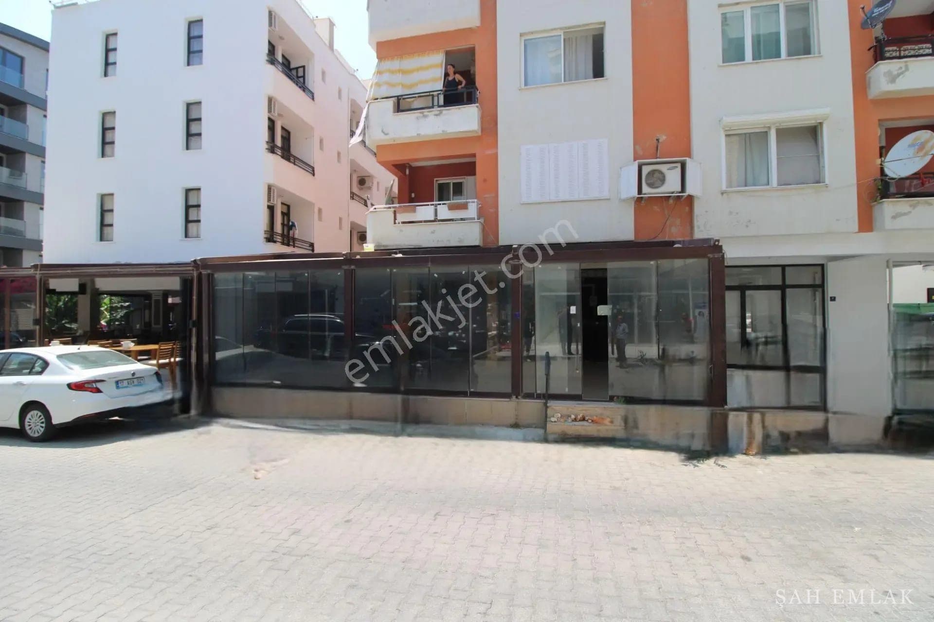 270 m² multi-purpose shop 100 meters from the sea in Altınkum
