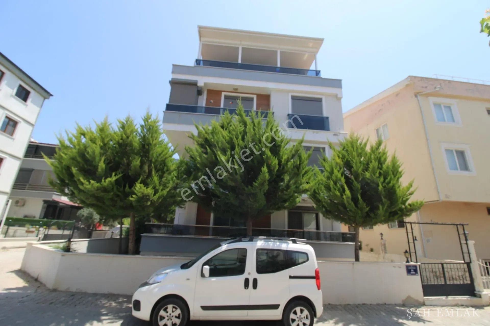 1+1 raised ground floor apartment in Altınkum, 200 m from the sea